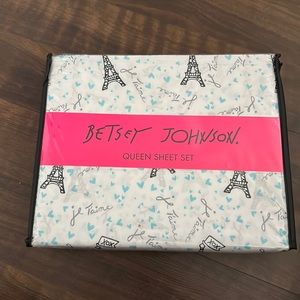 Queen Sheet Set, Betsy Johnson Paris theme